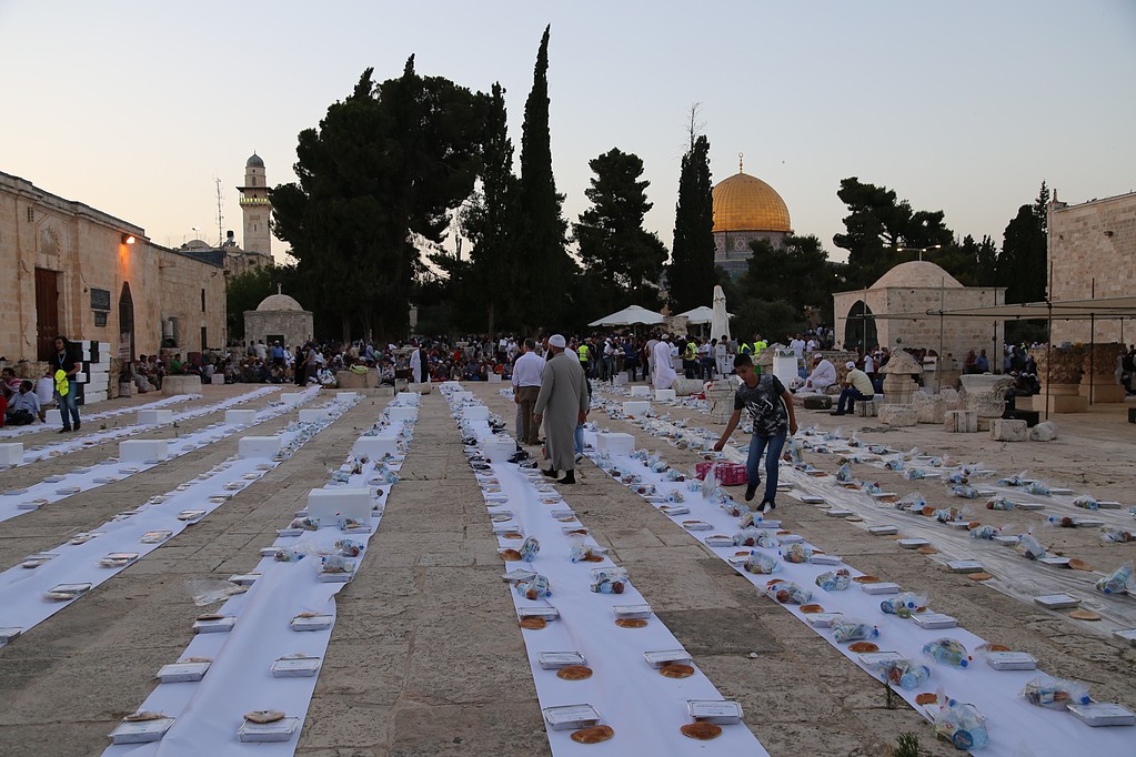 إفطار جماعي في ساحات المسجد الأقصى المبارك