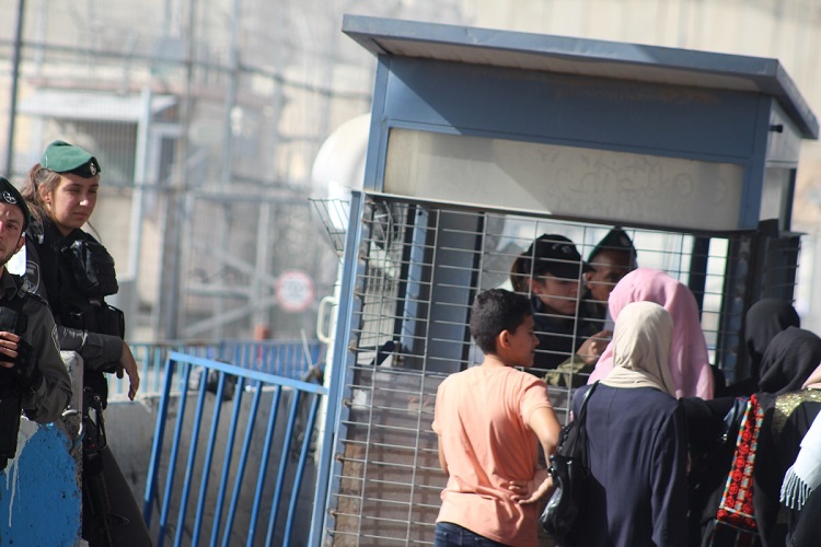 نابلس.. مستوطنون وجنود الاحتلال يستفزون الصائمين في رمضان