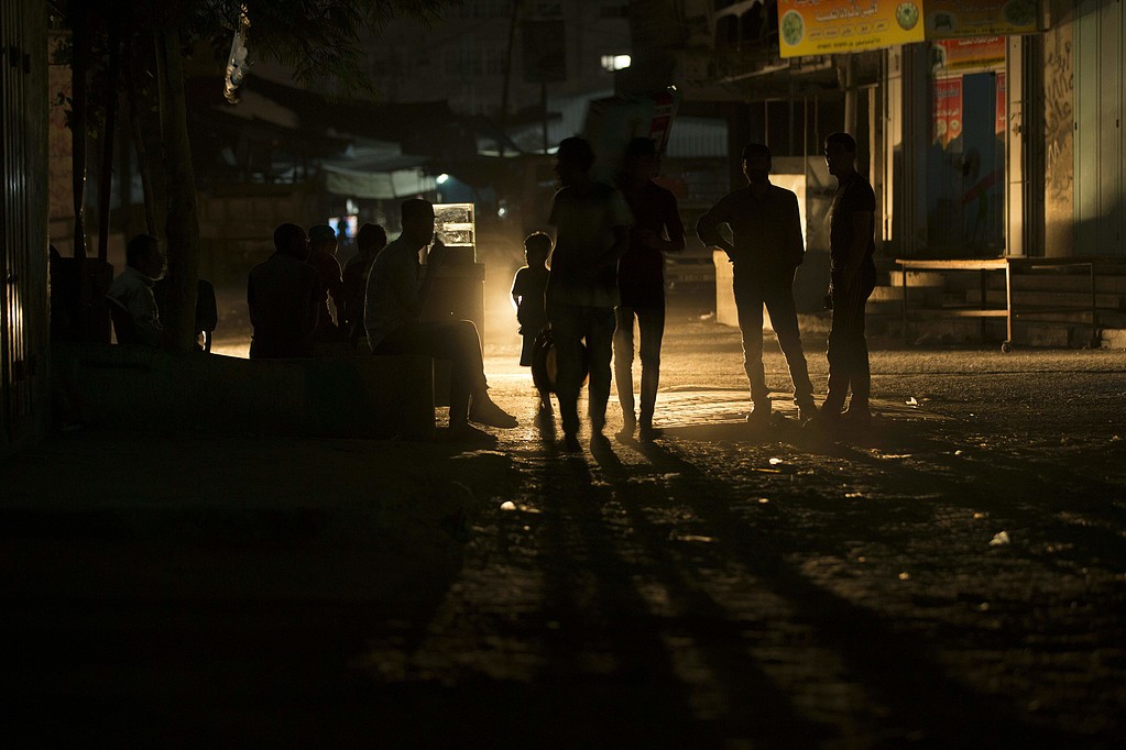 ضابط صهيوني يحذر: غزة دون رواتب وكهرباء بقعة قابلة للانفجار