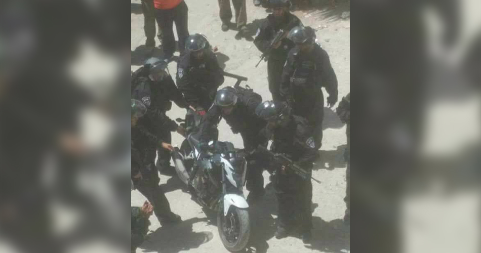 الاحتلال يعتقل شابين ويصادر دراجتهما النارية في القدس