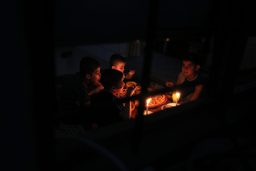 الاحتلال يواصل تقليص كهرباء غزة