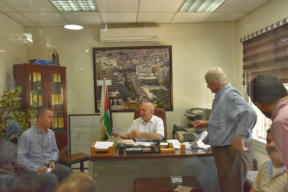 رئيس بلدية نابلس يخصص يومين أسبوعيا للقاء المواطنين