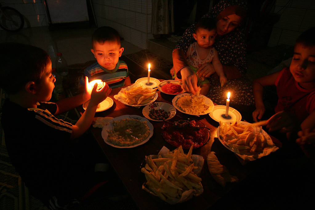 كهرباء غزة.. أزمة ممتدة ومشاريع معطلة ونداءات لا تتوقف