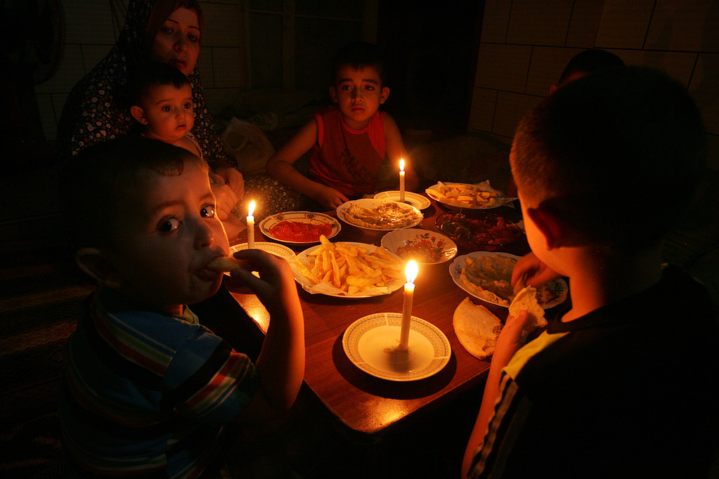 المنظمات الأهلية تحذر من تداعيات استمرار انقطاع الكهرباء في غزة