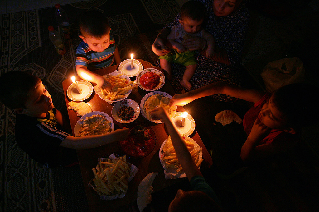 في غزة.. إفطارٌ على ضوء شمعة