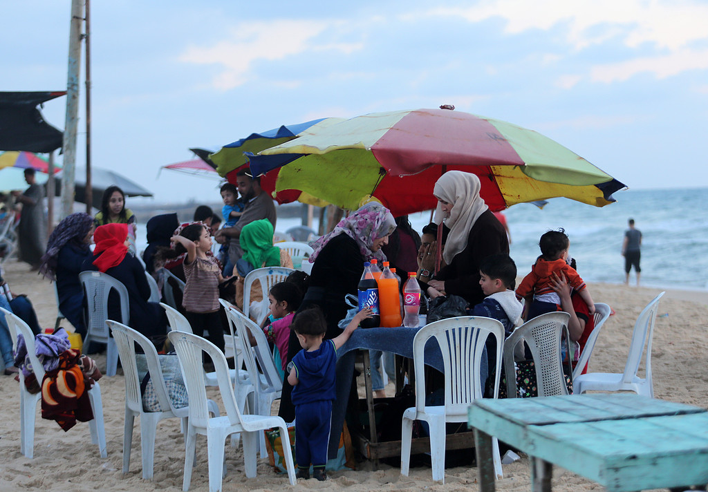 عائلات تتناول طعام الافطار على شاطئ بحر مدينة غزة