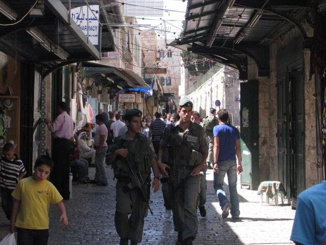 الاحتلال يغلق أبواب محلات تجارية في القدس