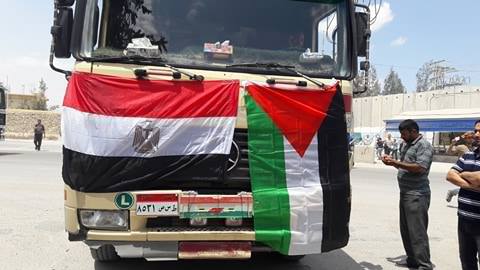 وصول 11 شاحنة مصرية محملة بالسولار الصناعي لغزة