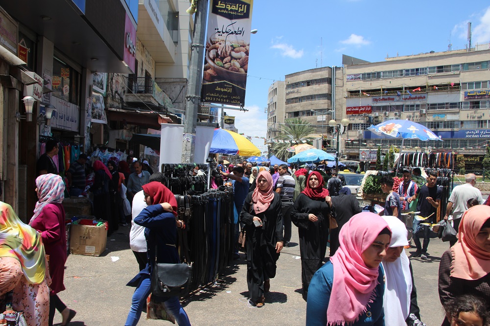 حركة نشطة في شوارع نابلس استعدادا لعيد الفطر السعيد