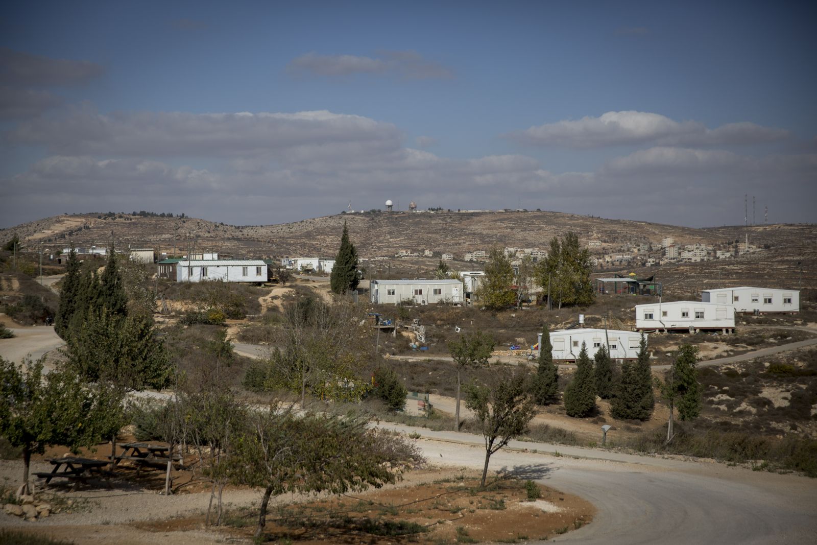 الاحتلال يبدأ بناء مستوطنة بالضفة لمستوطني عمونا