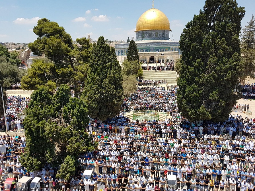 150 ألف فلسطيني يصلّون الجمعة الأخيرة من رمضان في الأقصى