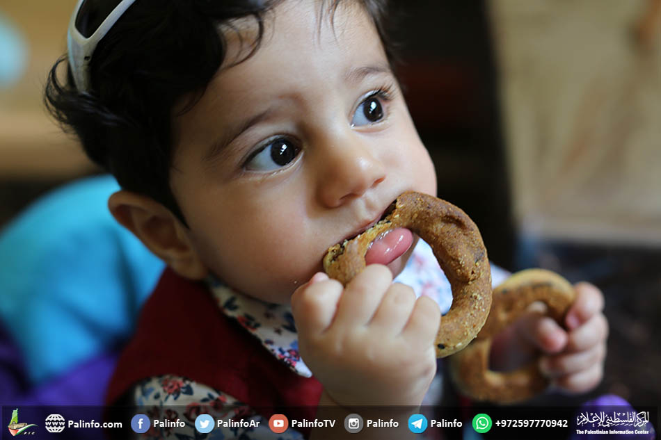 ابتهاجا بالعيد.. فلسطينيات يصنعن الكعك بغزة