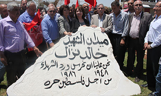 شبان يعيدون بناء نصب الشهيد نزال في جنين