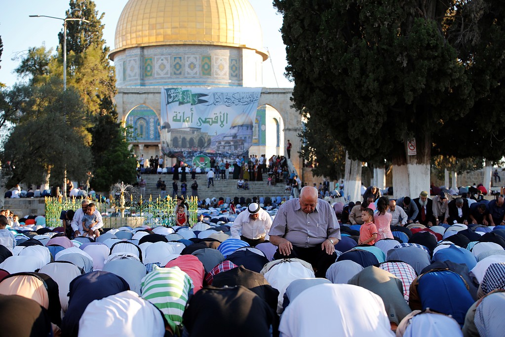 عشرات الآلاف يؤدون صلاة العيد في المسجد الأقصى