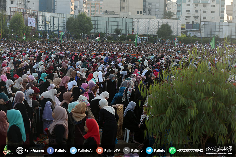 صلاة عيد الفطر في ساحة السرايا بغزة