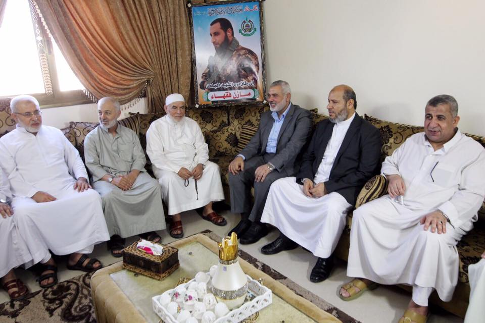 هنية وقيادات حماس يزورون عددا من بيوت القادة الشهداء لتهنئتهم بالعيد
