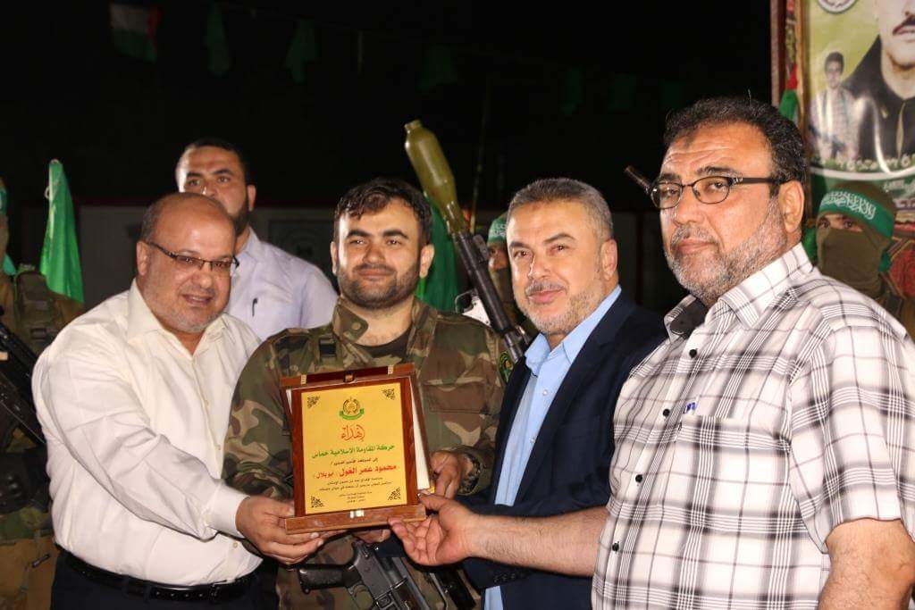 حماس تحتفل بالإفراج عن الأسير الغول وسط القطاع