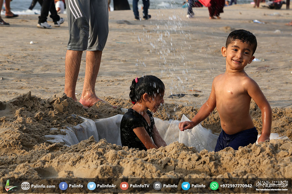 الفلسطينيون يستمتعون بالسباحة على شاطئ مدينة غزة