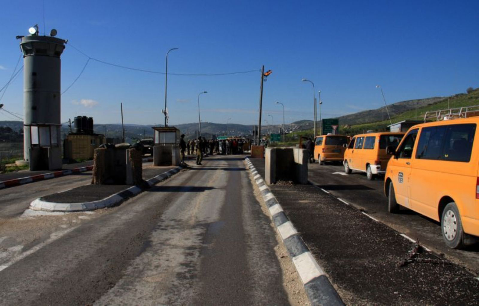 الاحتلال ينصب كرفانات على حاجز حوارة جنوب نابلس