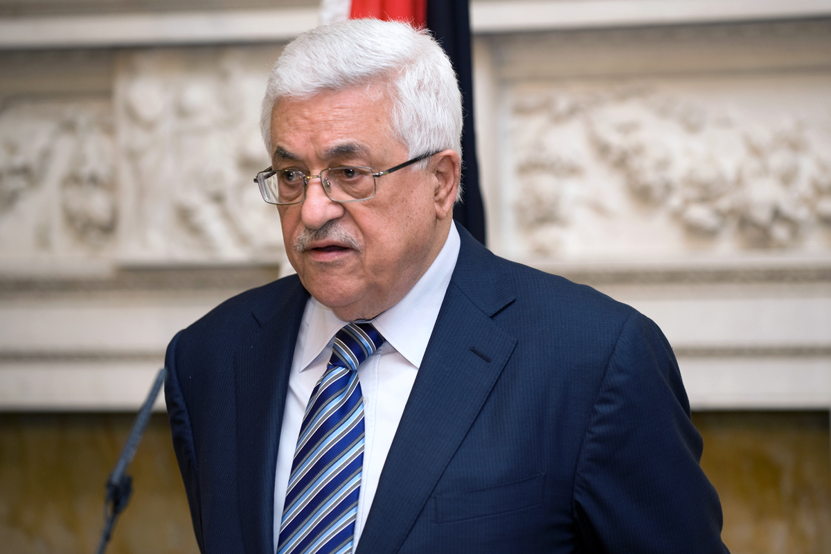 عباس يفصل عددًا من كوادر حركة فتح