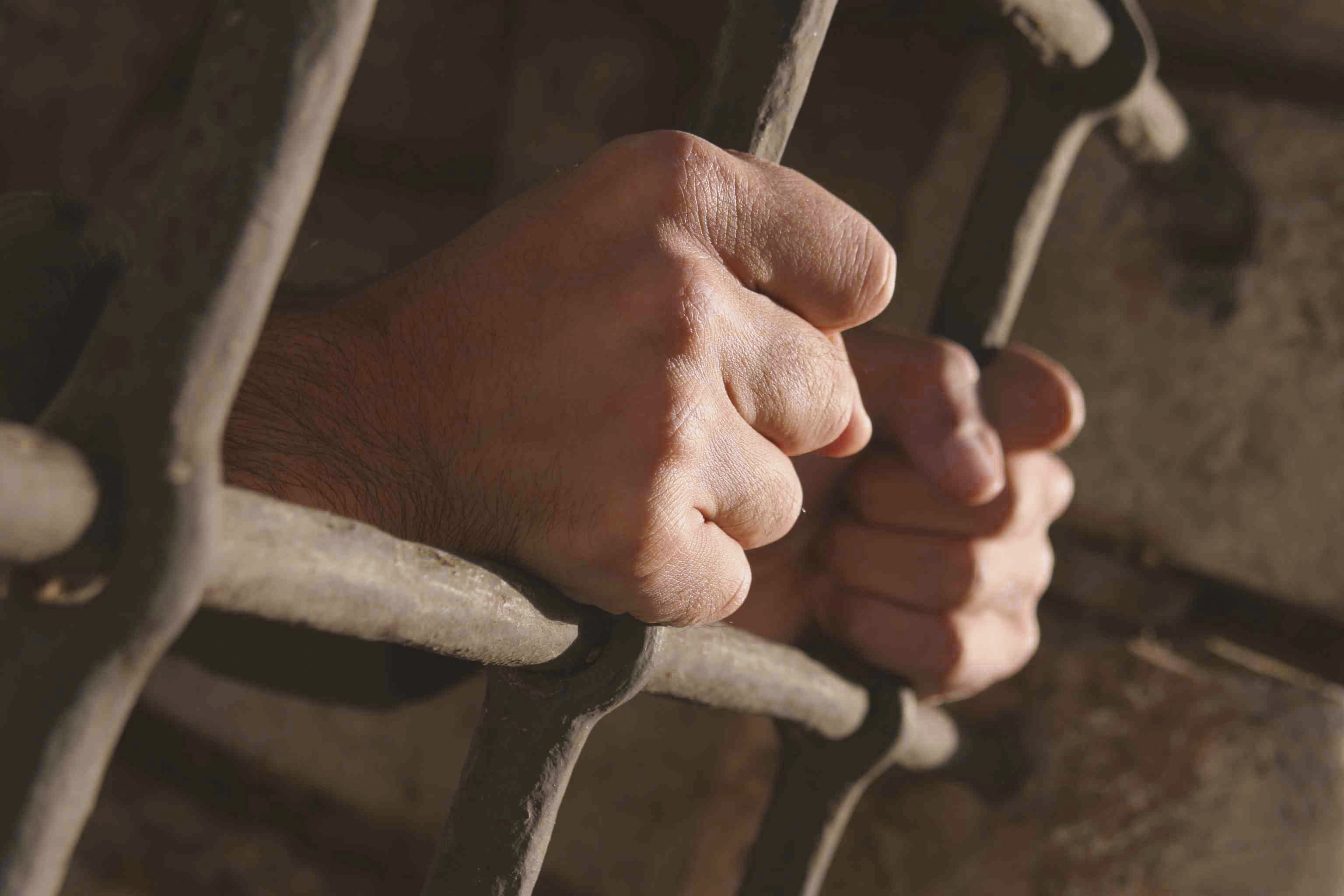 أربعة معتقلين مضربون عن الطعام في سجون السلطة