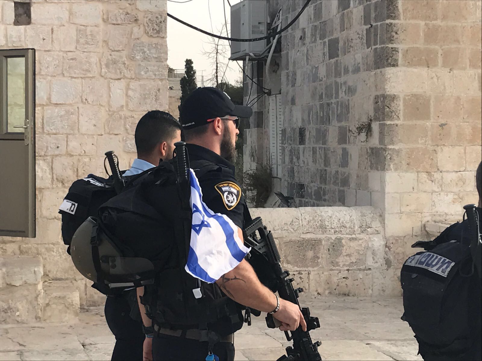 عشرات المستوطنين يقتحمون الأقصى.. وتوتر بسبب رفع جندي العلم الصهيوني
