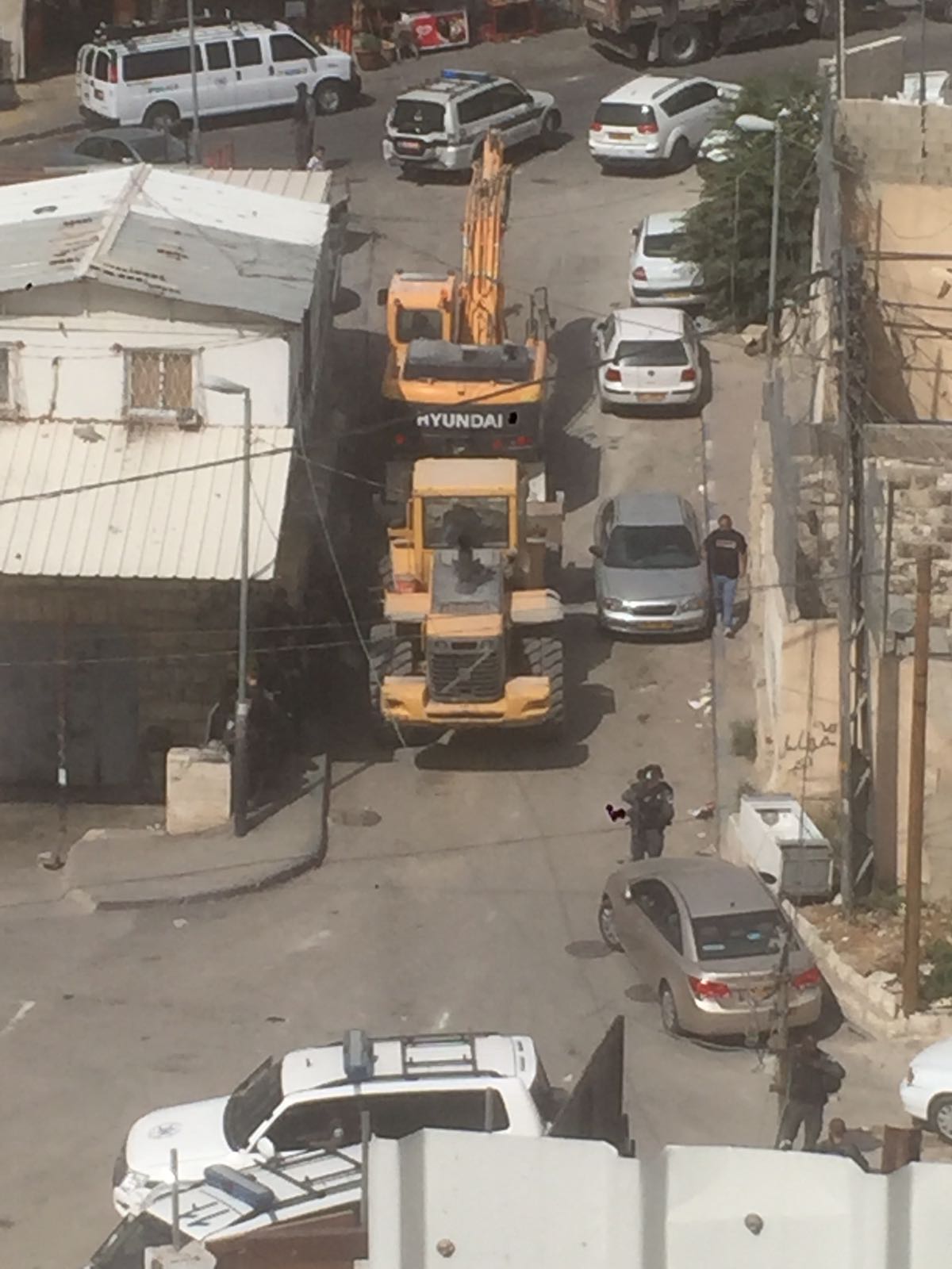 الاحتلال يهدم منزلاً في بلدة بيت حنينا شمال القدس