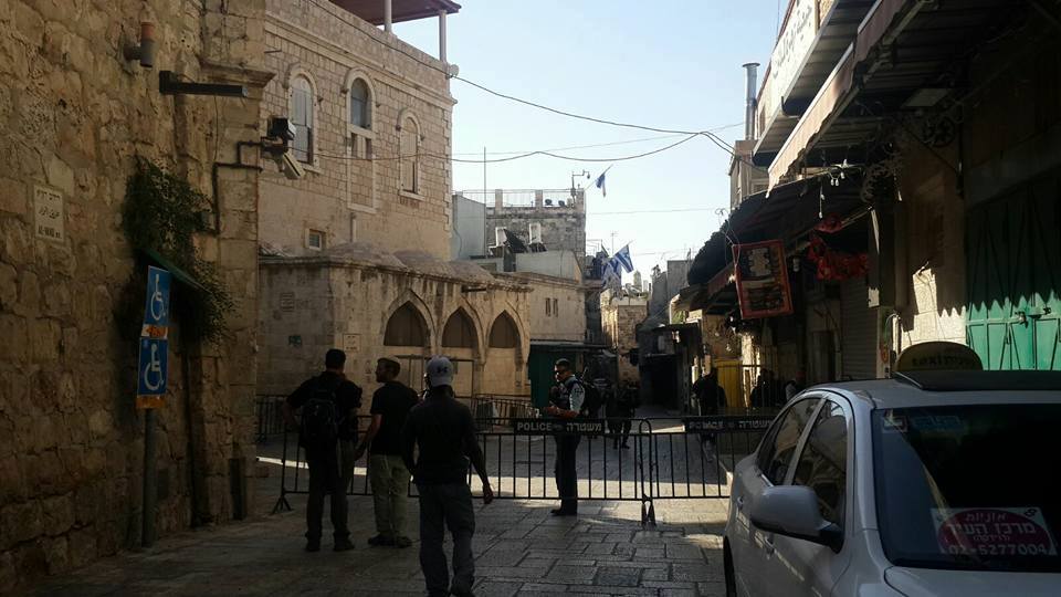 الاحتلال يمنع الصلاة بالأقصى ويغلق البلدة القديمة