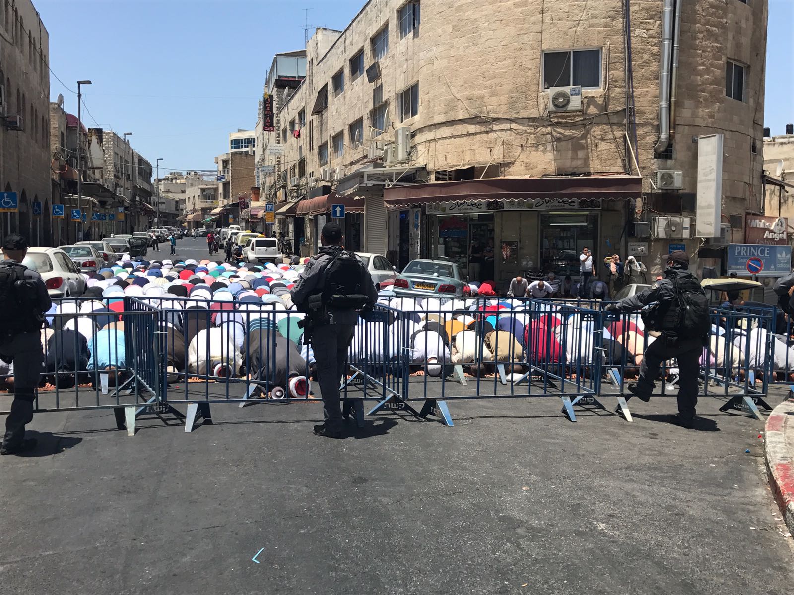 بقرار الاحتلال .. الأقصى مغلق والآلاف يؤدون الجمعة على أبوابه