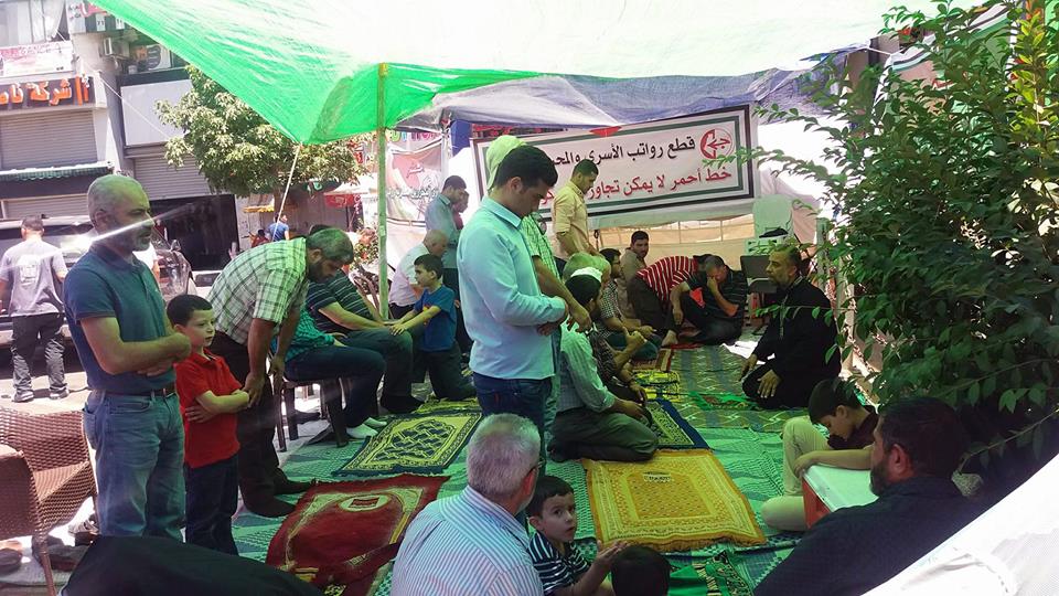 صلاة الجمعة في خيمة اعتصام المحررين المقطوعة رواتبهم برام الله