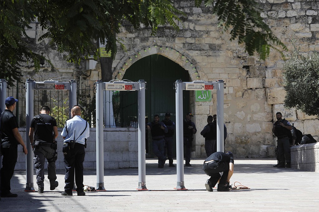 الاحتلال يشرع بتركيب بوابات إلكترونية على مداخل المسجد الأقصى