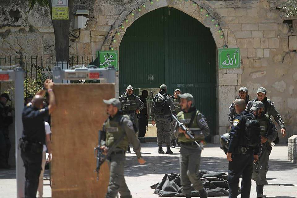 إضراب شامل في القدس وتواصل رفض البوابات الإلكترونية
