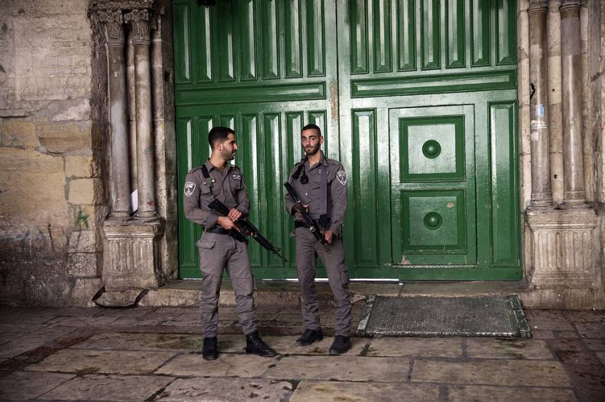 الاحتلال يعتقل فتى من المسجد الأقصى