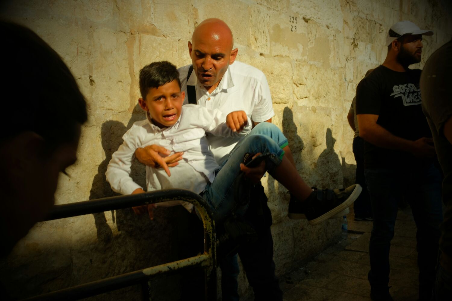 إصابة طفل واعتقال والدة أسيرة بالعيسوية في القدس