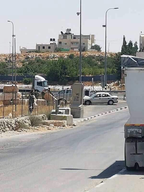 الاحتلال ينصب حاجزًا عسكريًّا على مفترق بيت عينون شرق الخليل