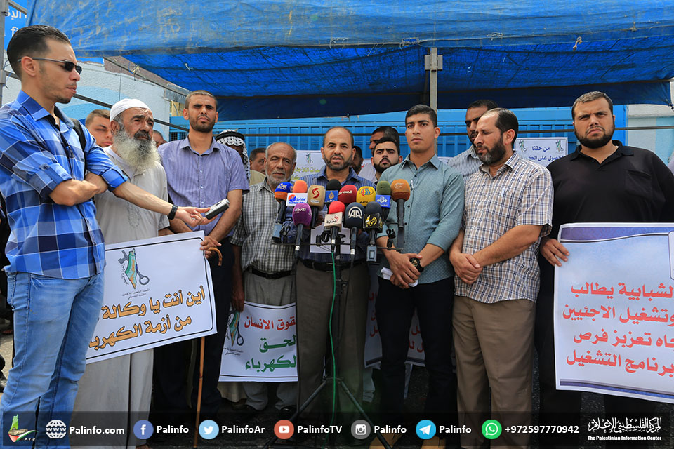 معتصمون يغلقون الأنروا بغزة احتجاجا على استمرار الحصار