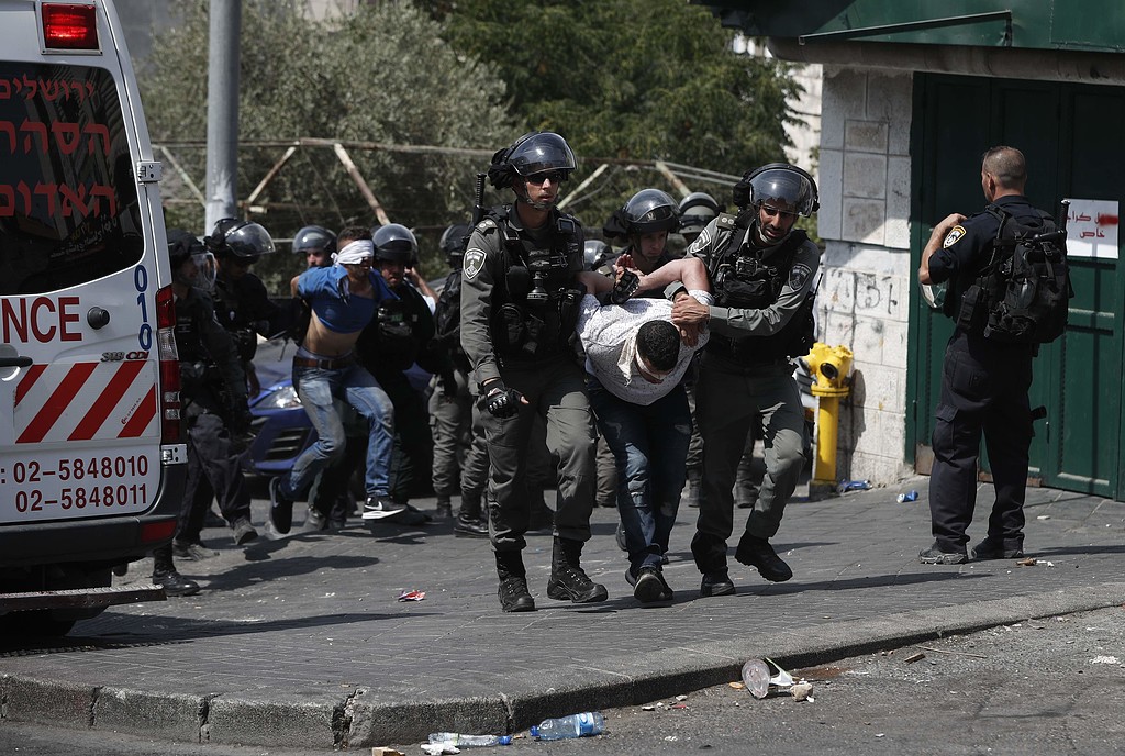 إصابة 98 فلسطينيًا في مواجهات مع الاحتلال شرق القدس