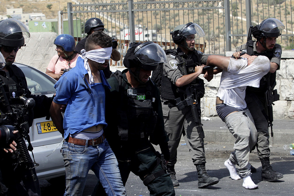 الاحتلال يعتقل 5 مقدسيين ويصيب آخرين بالضرب والغاز المدمع
