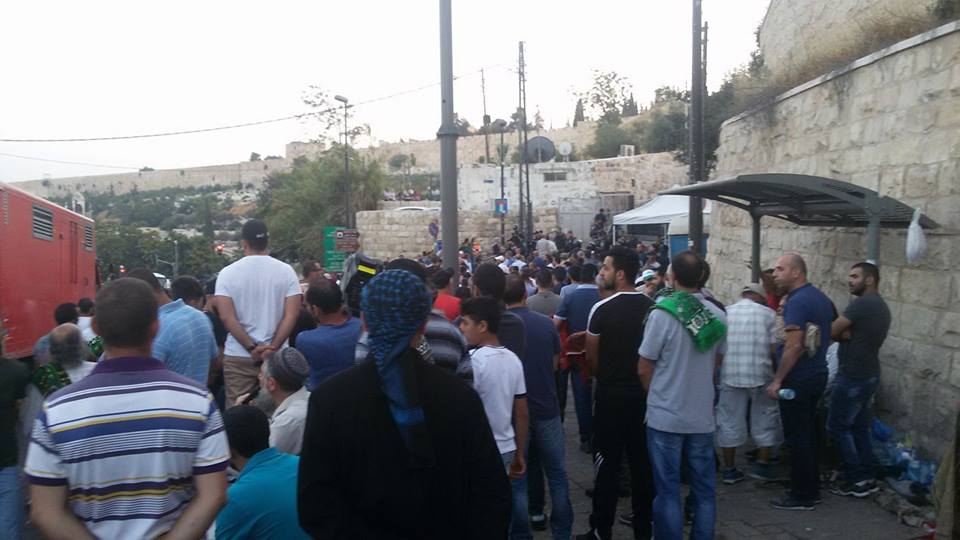 شرطة الاحتلال تقمع معتصمين فلسطينيين أمام باب الأسباط