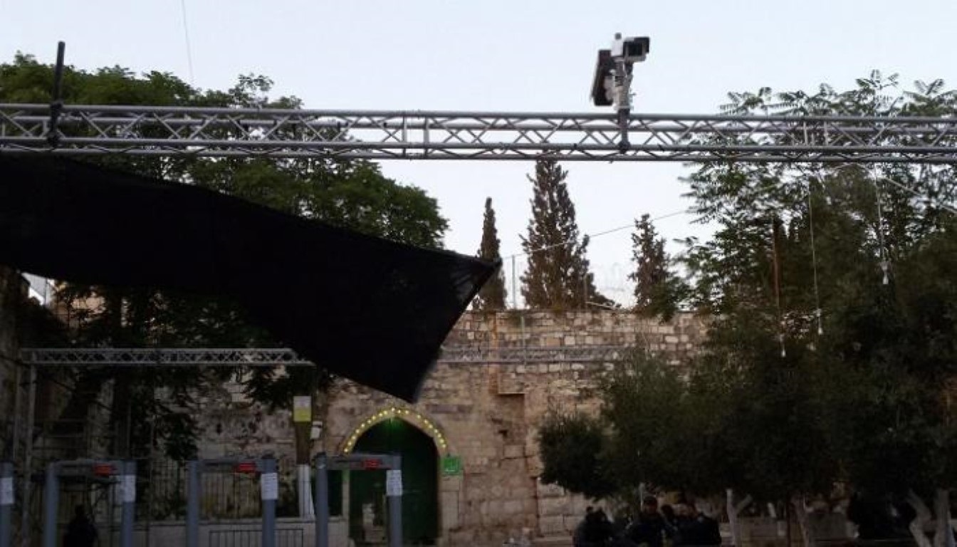 شبّان يستهدفون كاميرات وموقع للاحتلال بالحارقات في القدس