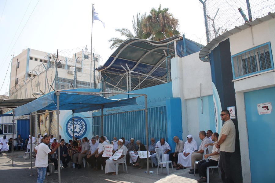 لاجئون يغلقون مقر أونروا بغزة مطالبين بتدخلها لحل أزمة الكهرباء