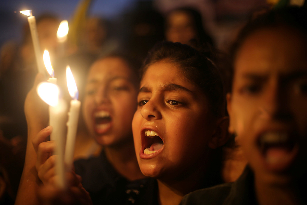 أطفال يضيئون ليل غزة بالشموع نصرة للأقصى
