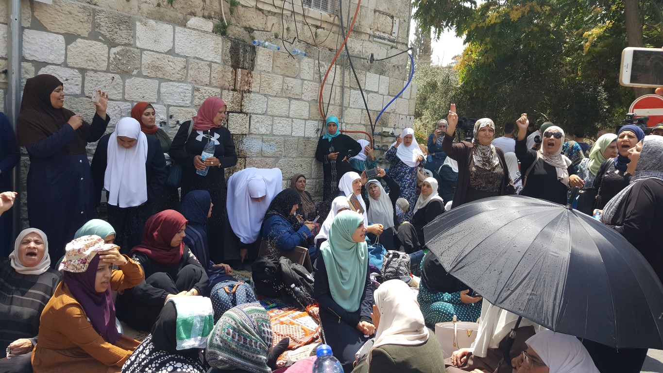 الاحتلال يلاحق فلسطينيات بسبب تواجدهنّ في الأقصى