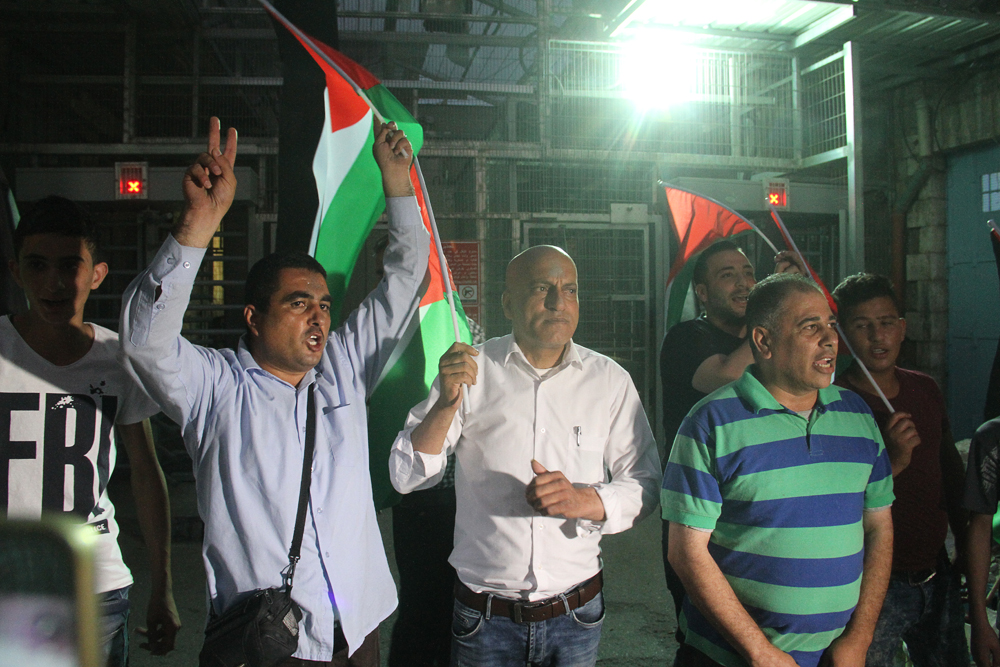 الاحتلال يقمع وقفة مناصرة للأقصى في شارع الشهداء بالخليل