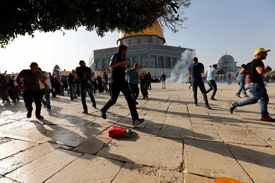 مواجهات واعتقال فتى في المسجد الأقصى خلال اقتحام المستوطنين