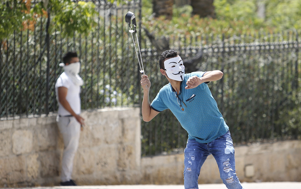 مواجهات وإصابات بالاختناق في محيط جامعة القدس بأبو ديس