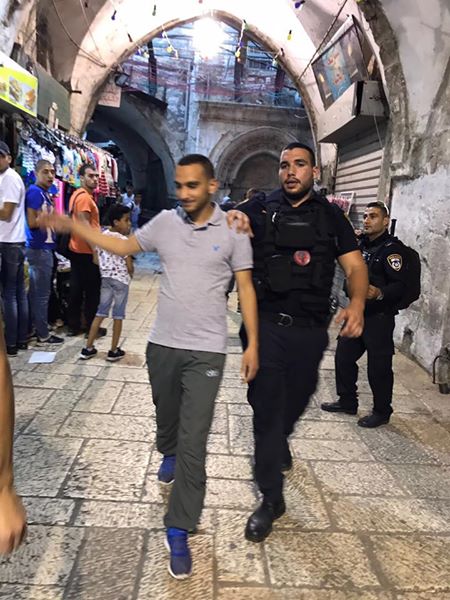 الاحتلال يعتقل مواطنيْن ويستدعي قياديًّا بفتح في القدس
