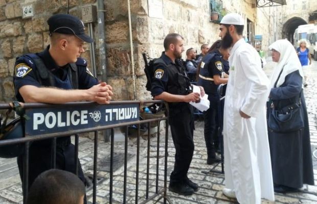الاحتلال يعتقل 5 مقدسيين عند أبواب الأقصى