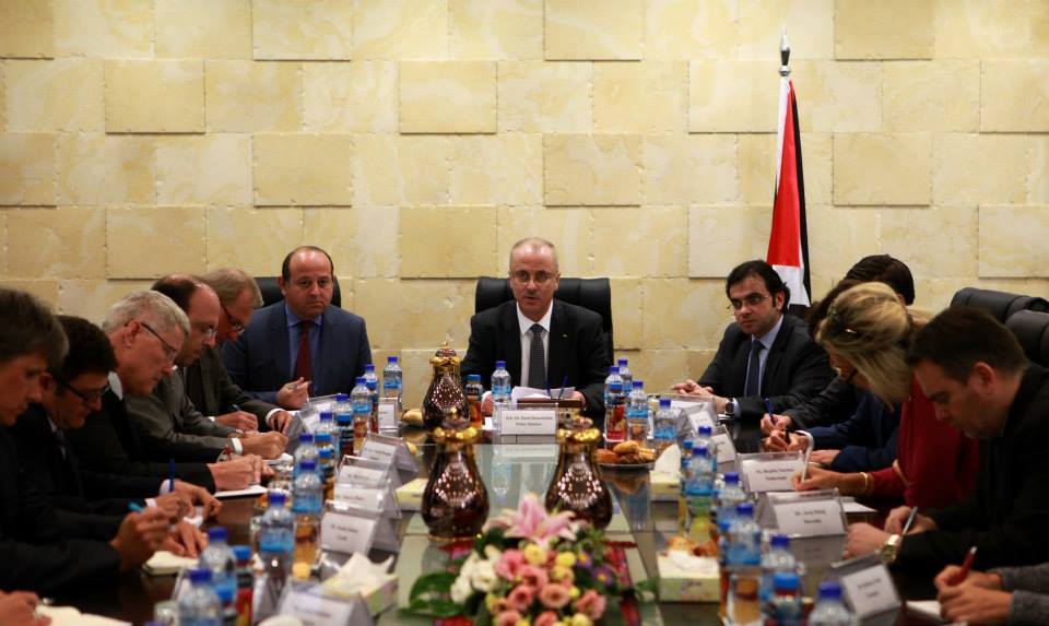 حماس: الحكومة تتواطأ مع خطوات تنفيذ صفقة القرن
