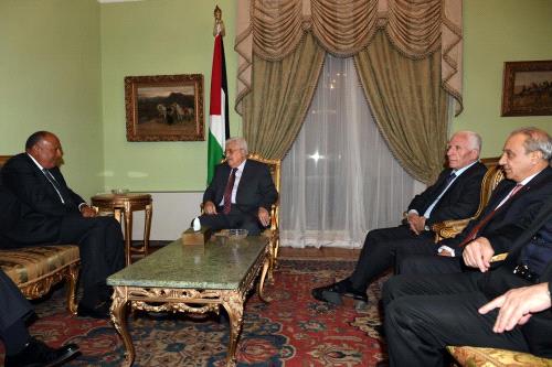 عباس يلتقي وزير خارجية مصر وأمين عام الجامعة العربية في القاهرة